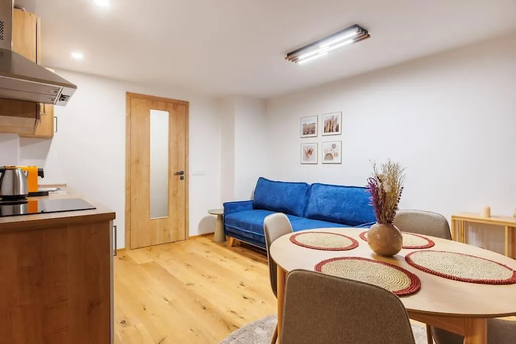 2 Rooms Apartment With Terrace And Free Parking Near Metro Prag