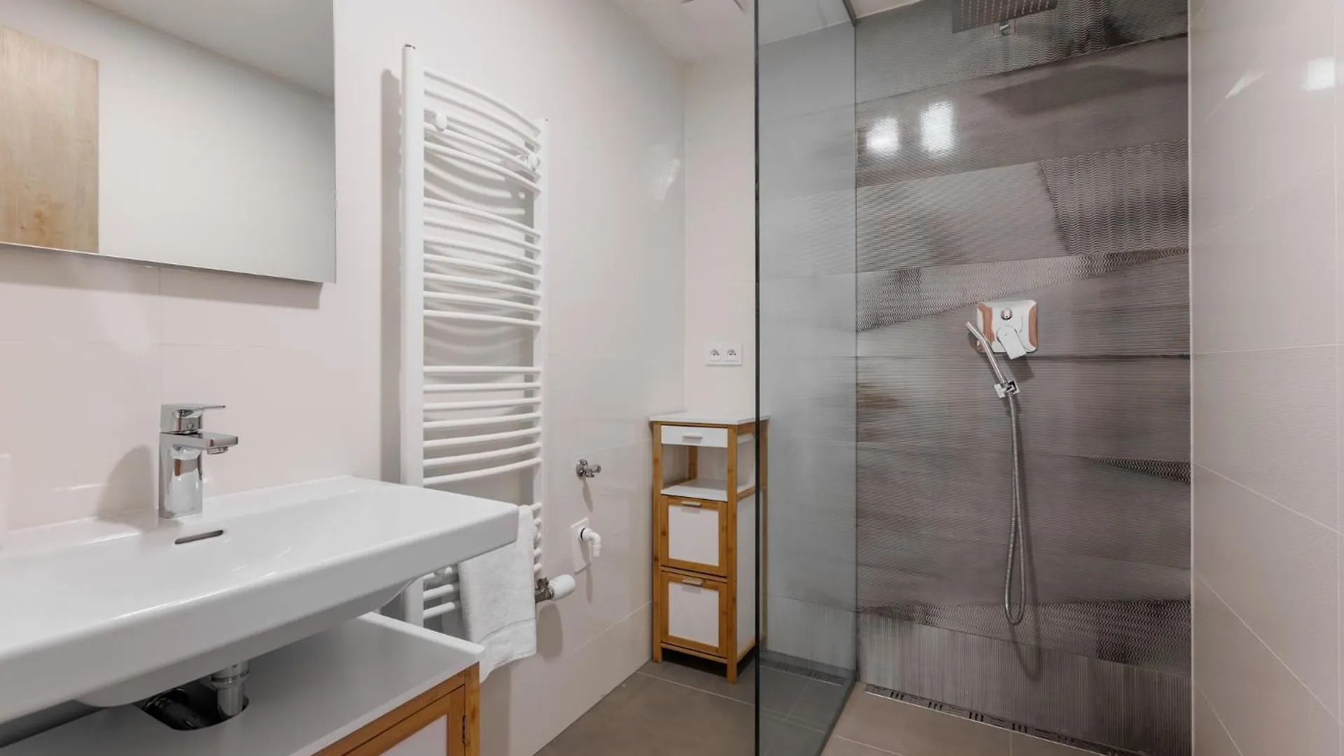 2 Rooms Apartment With Terrace And Free Parking Near Metro Prag 0*,