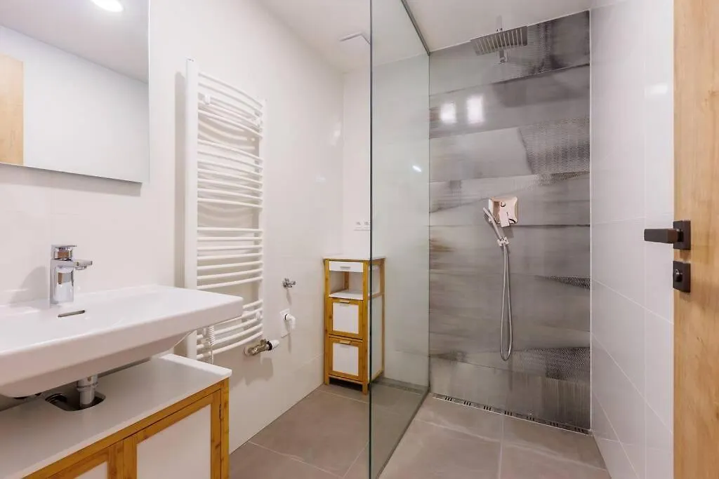2 Rooms Apartment With Terrace And Free Parking Near Metro Prag